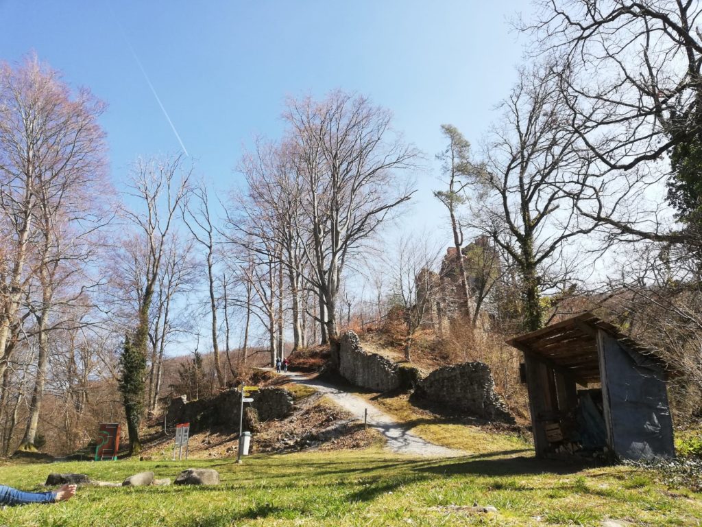 Unterhalb der Ruine