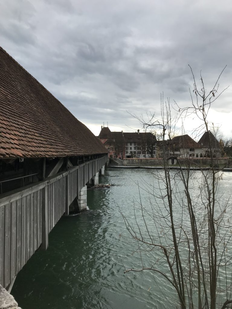 Wir steuern die alte Holzbrücke an.....