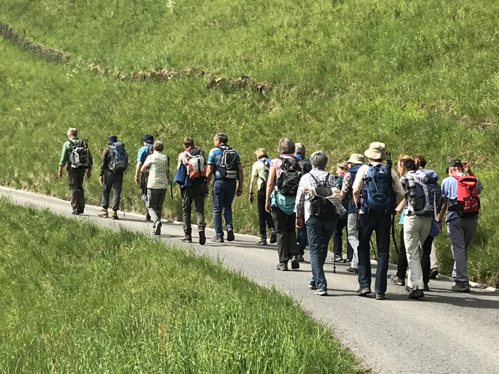 Die Gruppe unterwegs nach dem Motto: Das Wandern ist des Müllers Lust.....