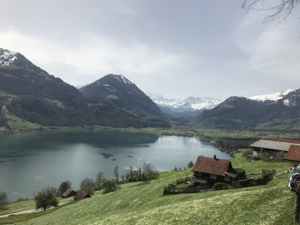 idyllischer Sarnersee mit Blick Richtung Giswil und Schneeberge