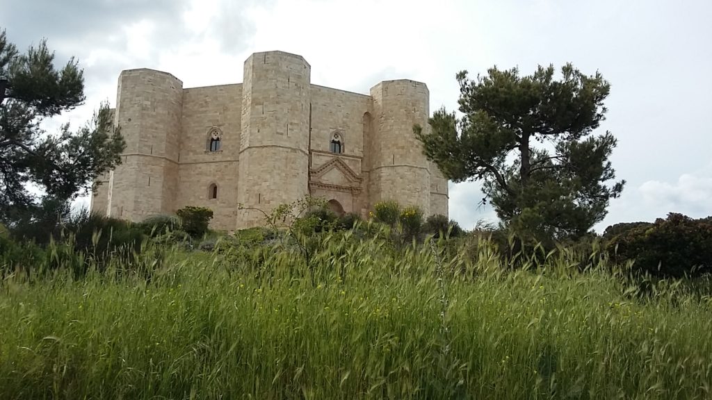 Castel del Monte, 
UNESCO Welterbe,
einzigartiges Stück mittelalterlicher Militärarchitektur sowie eine gelungene Mischung aus Elementen der klassischen Antike und des islamischen Orients 