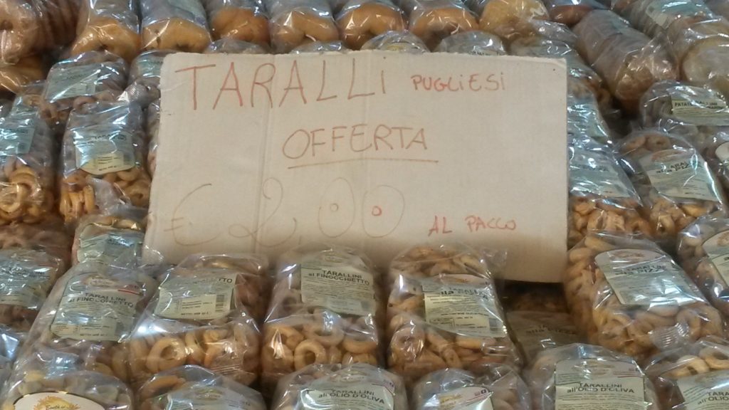 Taralli pugliesi, verschiedene Geschmacksrichtungen dieser salzigen und süssen Snacks, die in der gesamten südlichen Hälfte der italienischen Halbinsel verbreitet sind.
