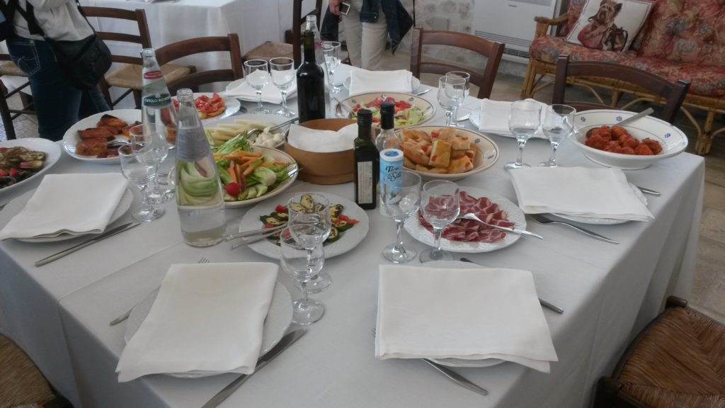 Masseria d'Aprile, reichhaltiger pranzo mit diversen regionalen Spezialitäten und natürlich mit frischgemachten Orecchiette