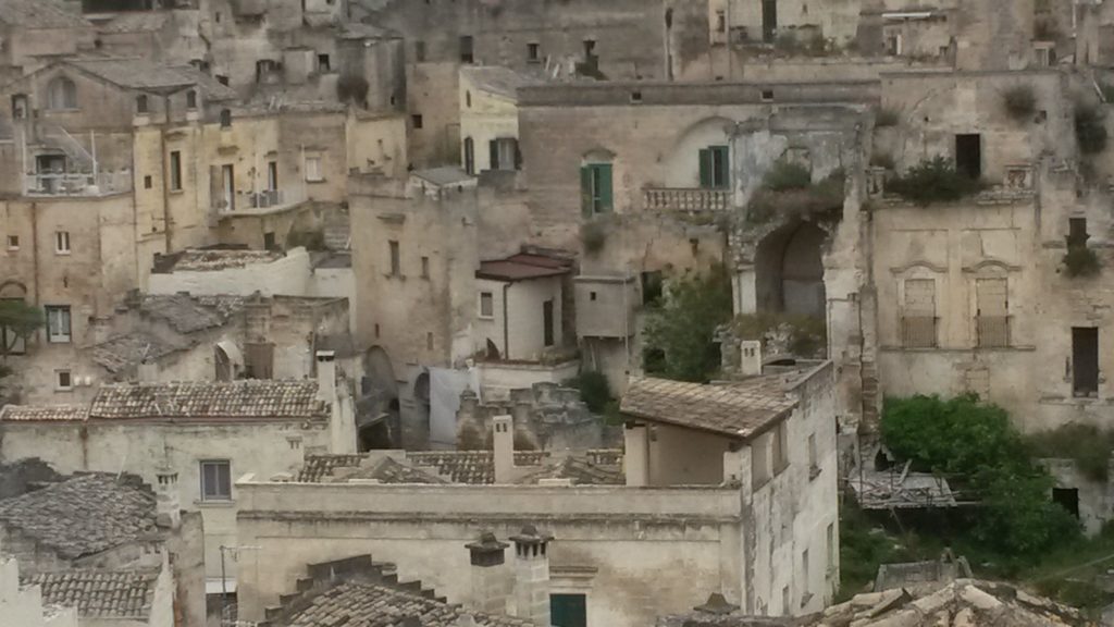 Matera, Stadt auf einem Felsvorsprung in der Region Basilikata; sie umfasst das Gebiet von Sassi, einen Komplex von Höhlenwohnungen, die in den Berghang gehauen sind. 