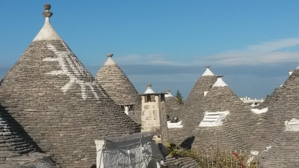 Alberobello, bekannt für seine weiss getünchten Trulli-Steinhütten mit konischen Dächern