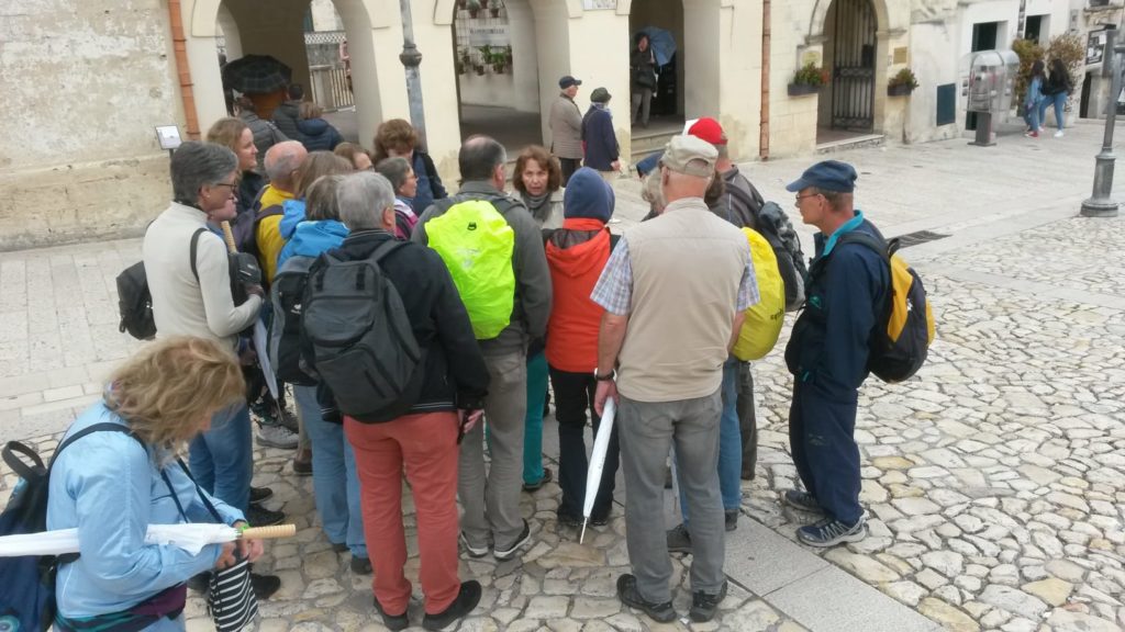 Matera, Kulturhauptstadt Europas im Jahr 2019; wir folgen den Erklärungen einer 
deutschsprachigen Führerin.