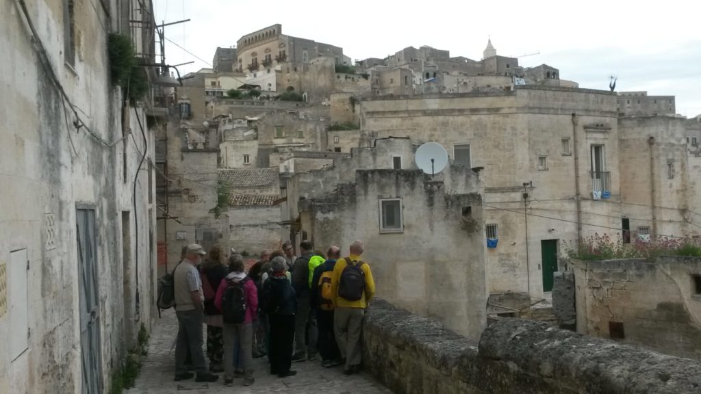 Matera, das 1952 wegen schlechten Lebensbedingungen evakuierte Sassi beherbergt heute Museen wie die Casa Grotta di Vico Solitario mit antiken Möbeln und 
Handwerksgeräten.