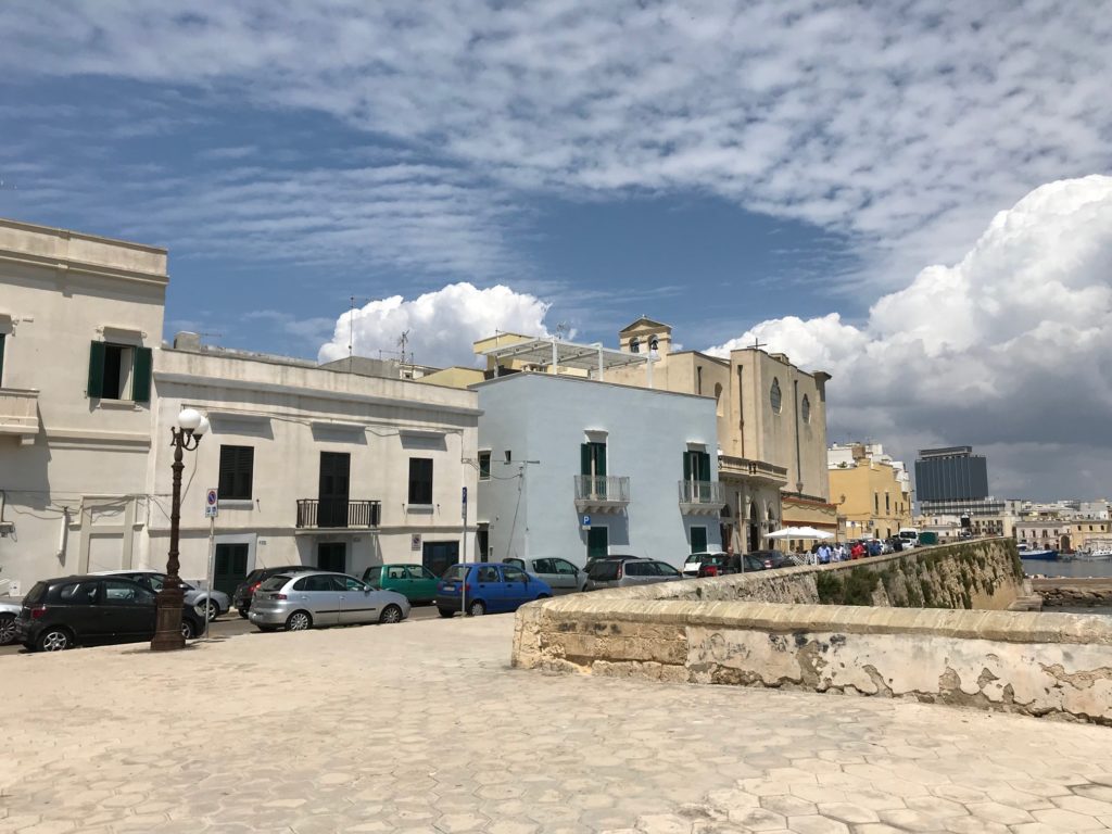 Gallipoli, Altstadt-Promenade; der Ort liegt am Golf von Tarent, wurde von griechischen Kolonisten als Kallipolis gegründet. Der griechische Name bedeutet SCHÖNE STADT. Die Altstadt liegt auf einer Felseninsel und ist durch eine Brücke mit der auf dem Festland gelegenen Neustadt verbunden. 

