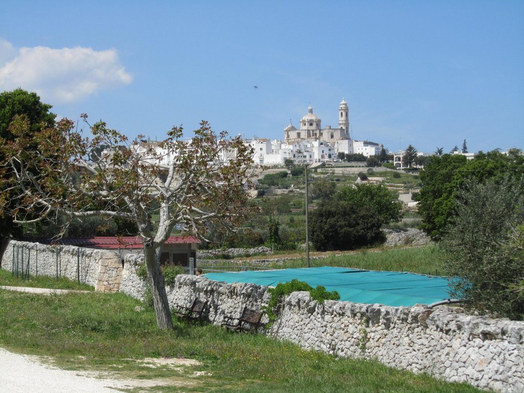 Gutsbetrieb Masseria d'Aprile in Locorotondo mit Ort im Hintergrund