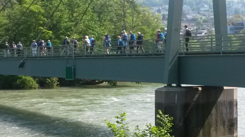 Die KARAWANE überquert die Reussbrücke bei Bremgarten AG
