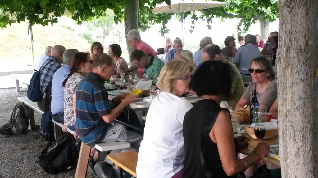 gemütliches Mittagessen im Garten der Inselwirtschaft HAUS ZU DEN ZWEI RABEN