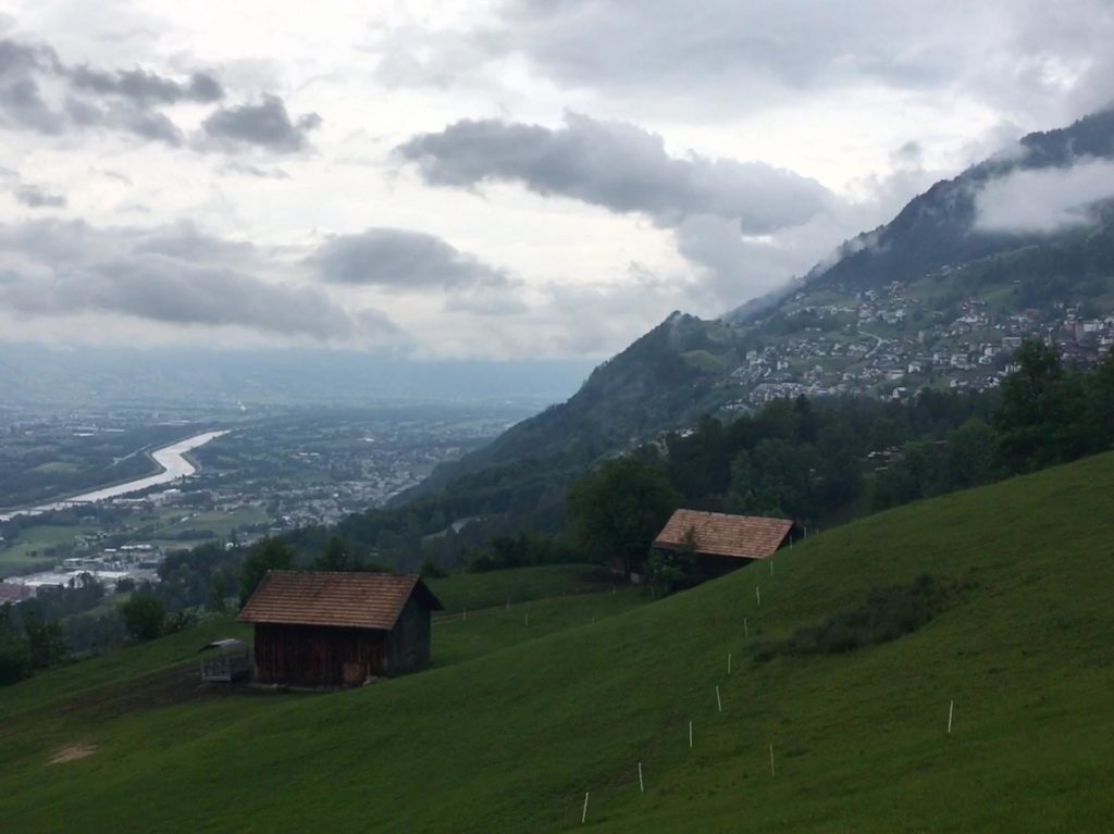 Wanderung Tuass - Wolkengebilde über dem Rheintal