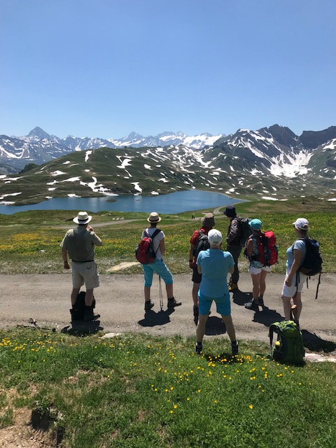 Die tüchtige Wandergruppe geniesst den traumhaften Ausblick.