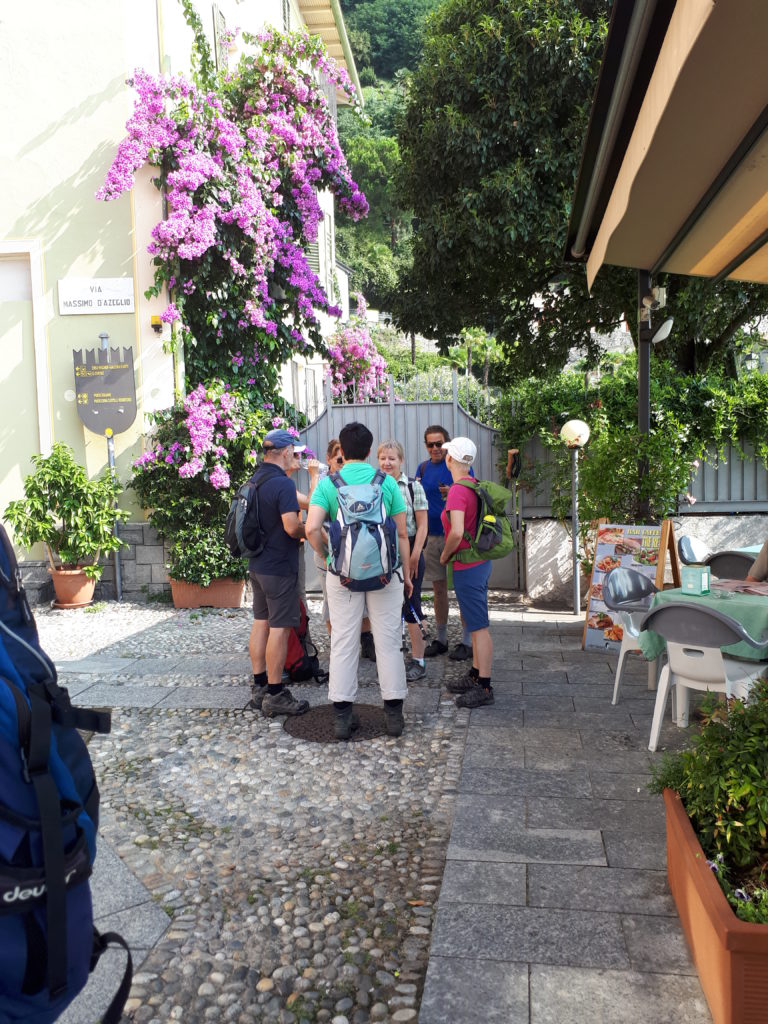 Cannero am Lago Maggiore - Die motivierte Wandergruppe beratet sich.