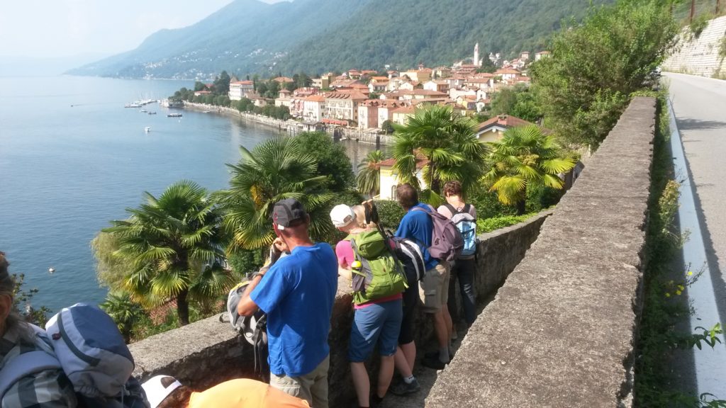 Cannero - Die Wandergruppe wirft einen beeindruckten Blick zurück.