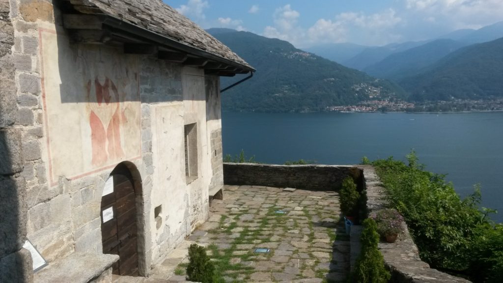 Carmine Superiore - mittelalterlicher kleiner Ort mit Kirche SAN GOTTARDO aus dem 14. Jh. und herrlichem Blick auf den Lago Maggiore
