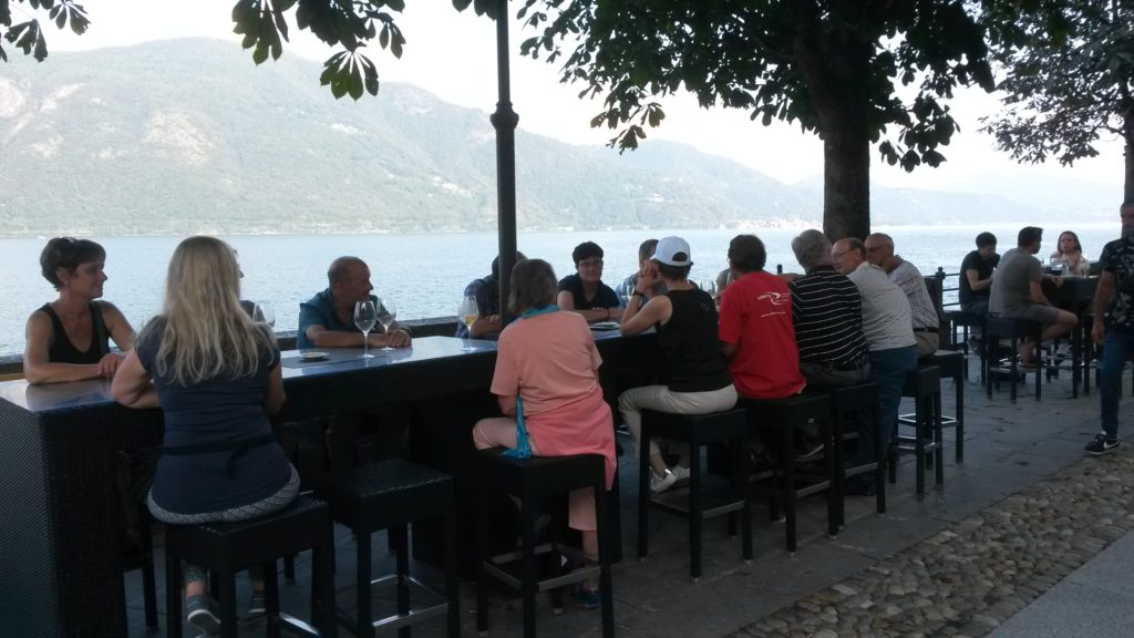 Uferpromenade Cannobio - Apérogenuss in der Bar DOLCE & CAFFÈ mit Blick auf den Lago Maggiore