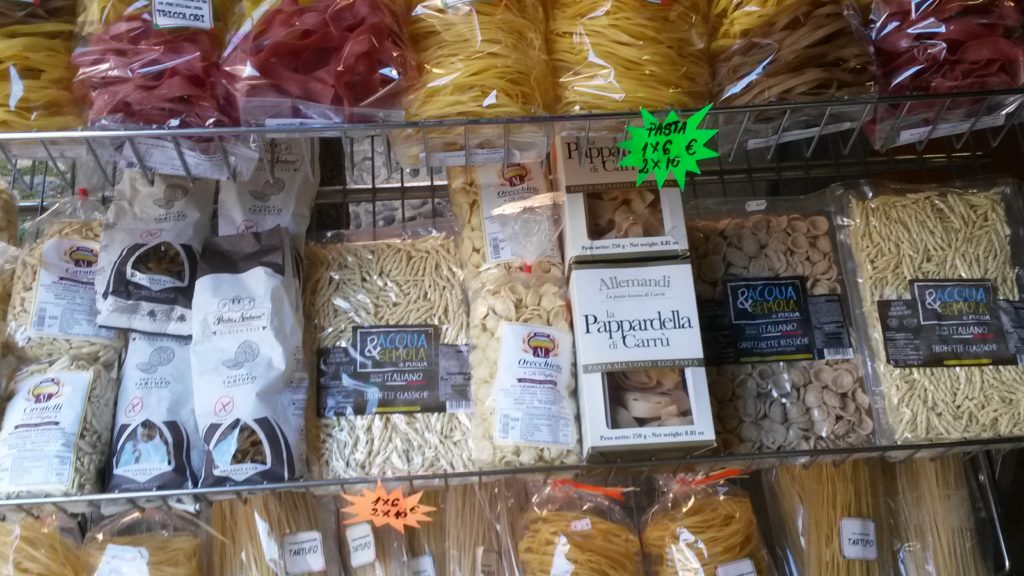 Altstadt Cannobio - Pasta soweit das Auge reicht.....