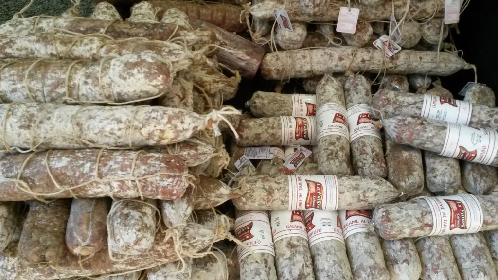 Altstadt Cannobio - Salame soweit das Auge reicht.....