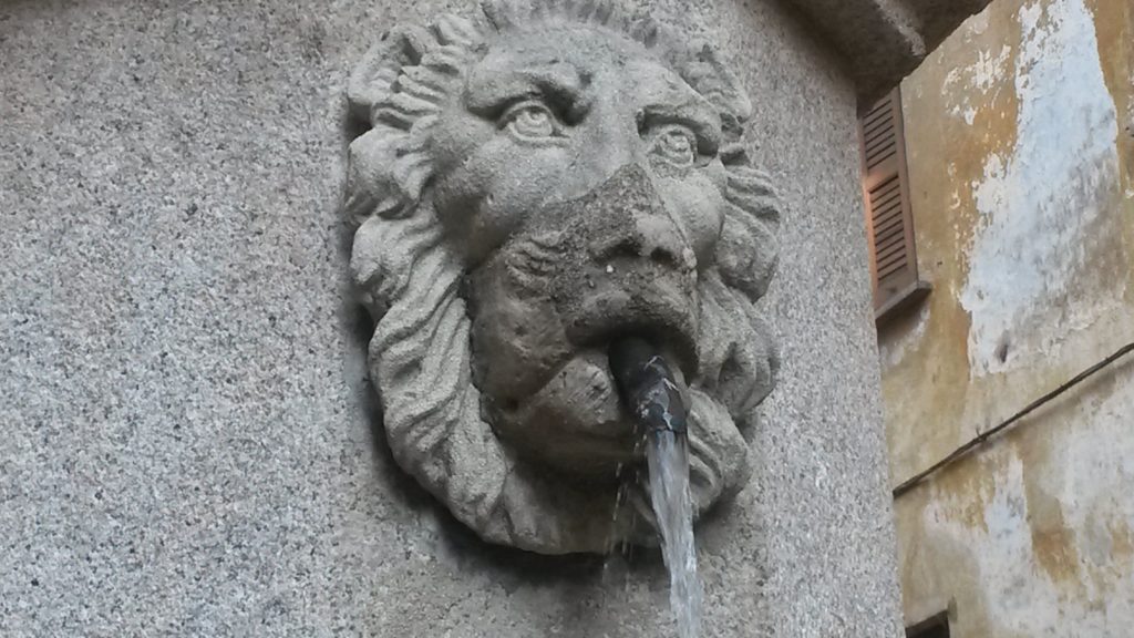 Ortskern Cannobio - Löwenkopf an Brunnensäule