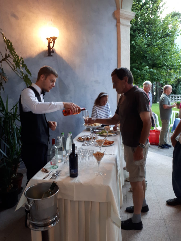 Hof der Villa Portico - gediegener Abschlussapéro mit leckeren Häppchen