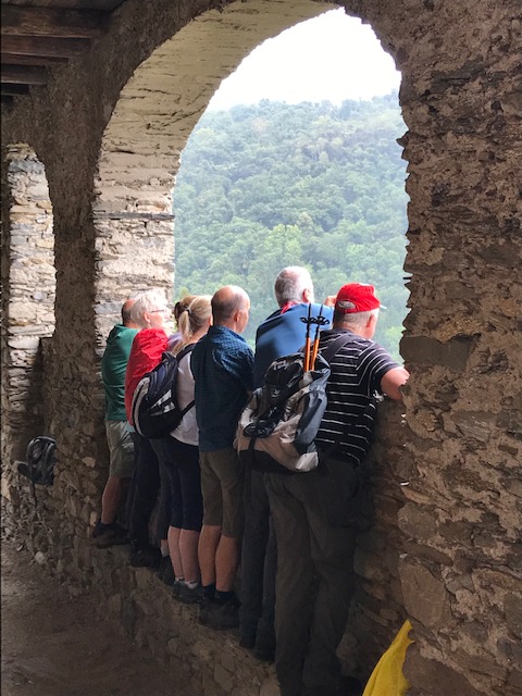 Wanderung von Maccagno nach Colmegna - bogenförmiger Aussichtspunkt auf den Lago Maggiore