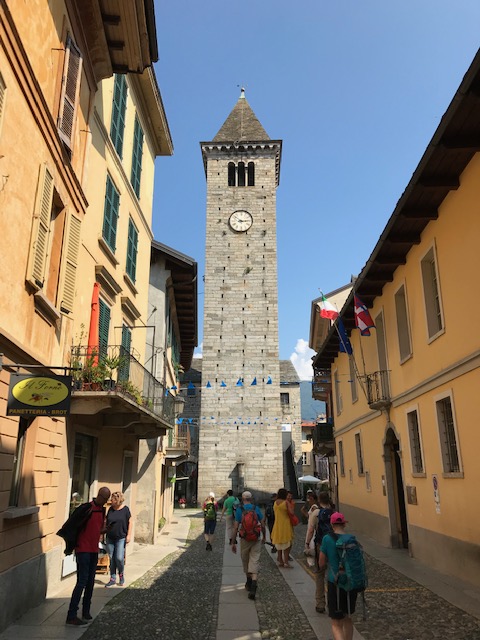 Cannobio - Einkaufsgasse mit Glockenturm der alten Kirche San Vittore