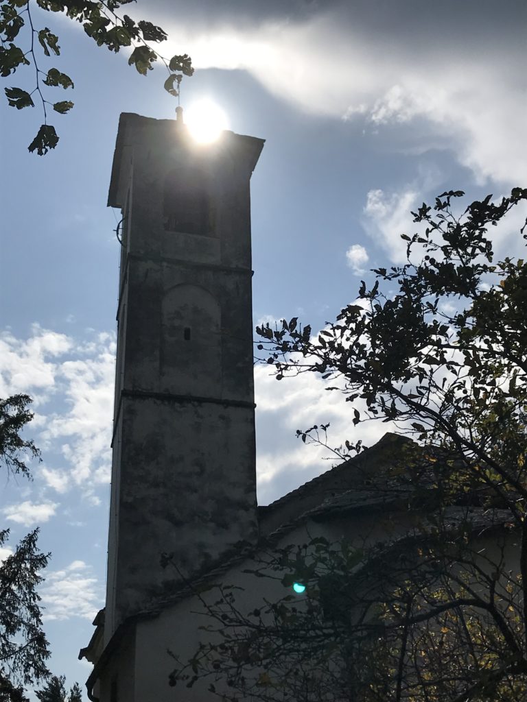 Blickfang - Die Sonne ruht sich auf dem Kirchturm aus.
