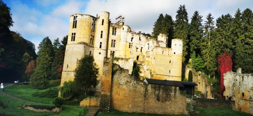 Auf dem Landausflug durchs Müllerthal: Burg Beaufort in Befort; diese steht ca. 5 km westlich des Ortskerns und etwa 35 Meter tiefer in einem Talgrund.