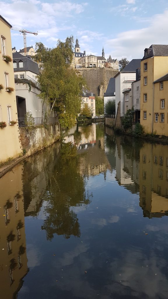 Das Altstadtquartier GRUND spiegelt sich in der Alzette