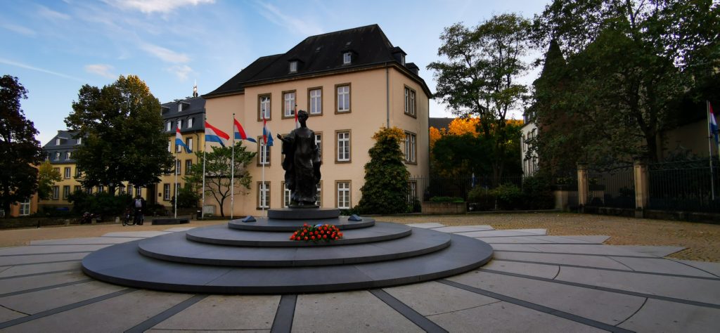 Die place de la clairefontaine liegt im Herzen der Stadt Luxemburg zwischen der Kathedrale und der Abgeordnetenkammer.