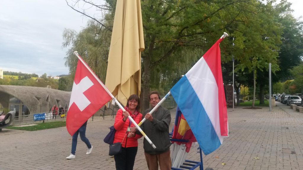 LUX und SUI freundschaftlich vereint vor dem Europäischen Museum in Schengen.