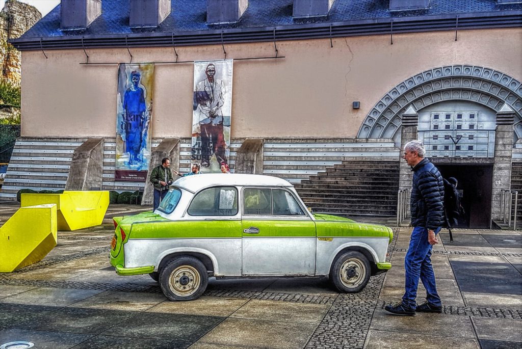 Kunst in der unteren Altstadt; PKW TRABI aus der ehemaligen DDR