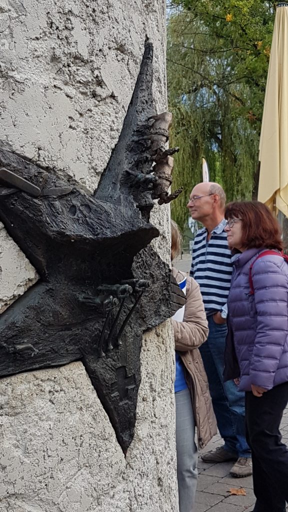 kunstvoll gestalteter Stern mit typischen Schweizersymbolen; der Beitritt der Schweiz durch Ratifizierung erfolgte am 26. Oktober 2004.