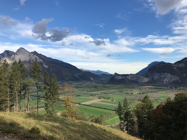 Wanderung auf dem WALSA-Weg (Walensee-Sarganserland-Weg) von Bad Ragaz nach Mels: Blick auf die Rheinebene