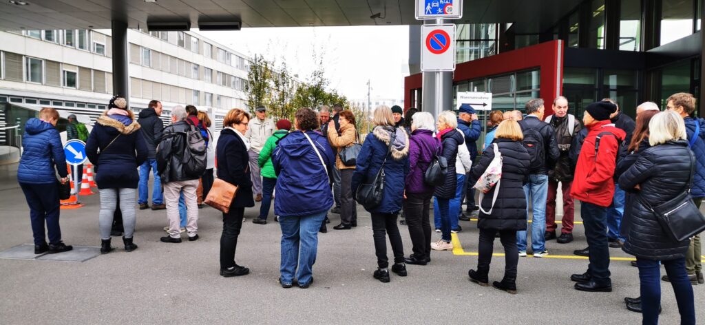 Besammlung vor dem Fernsehstudio