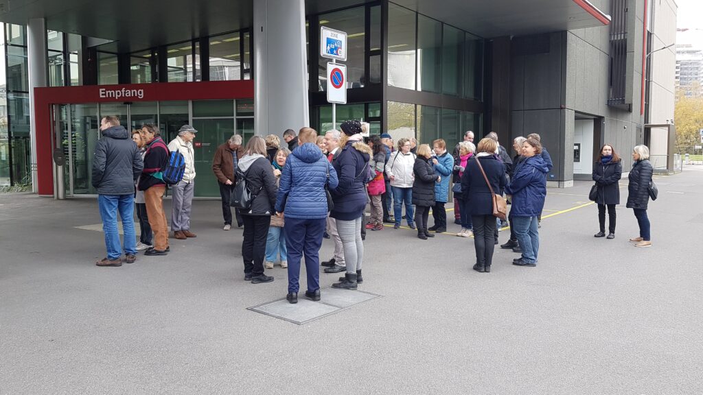 Die Gruppe wartet auf Einlass vor dem TPC-Eingang (Technisches Produktionscentrum).