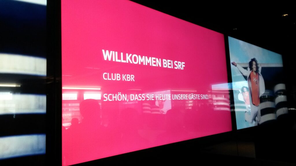SRF begrüsst den Club kbr zum Start der Führung.