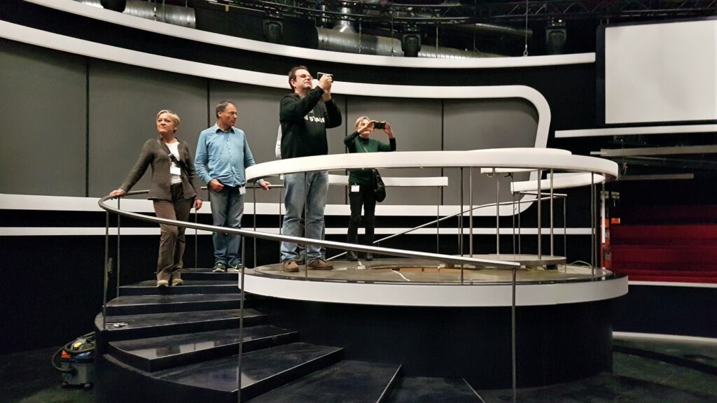 Unser Wissen unter Beweis stellen im Quiz-Studio 1 GEGEN 100