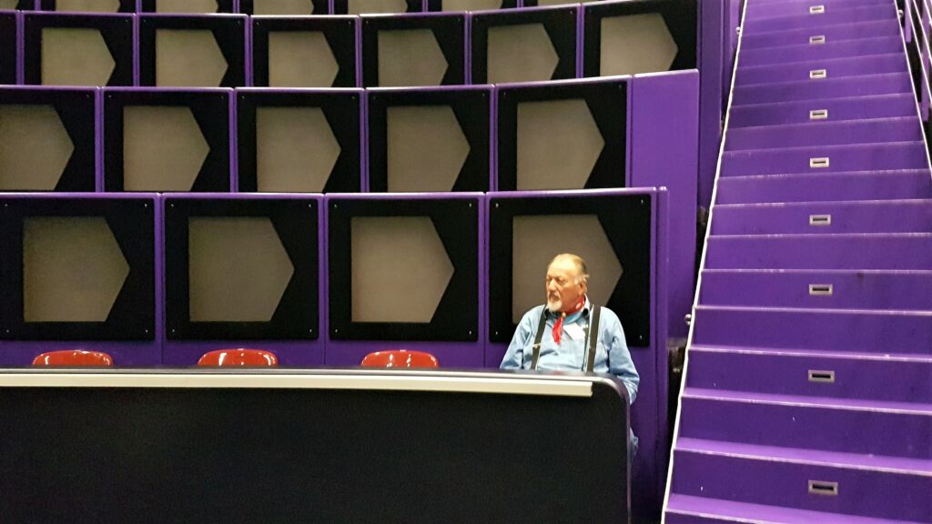 in den gegnerischen Rängen der Quiz-Show 1 GEGEN 100