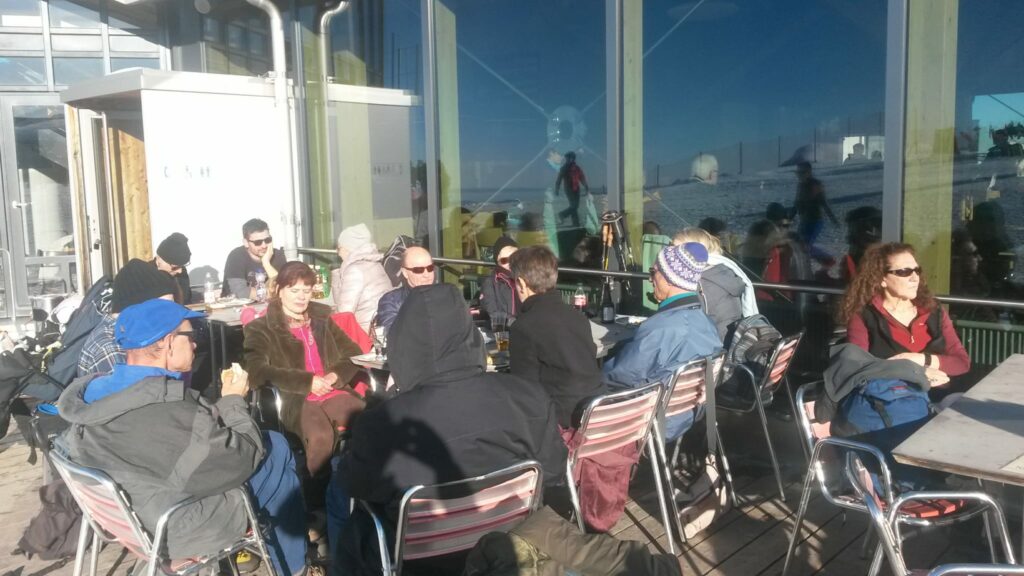 Einkehr auf der Sonnenterrasse des Bergrestaurants Männlichen