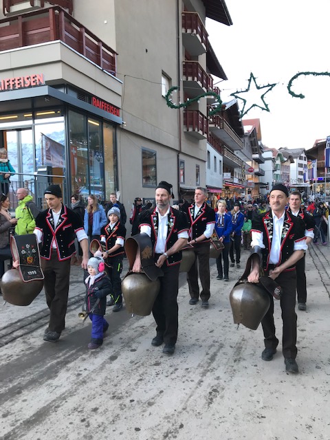 Treichel-Umzug zum Neujahr in Wengen