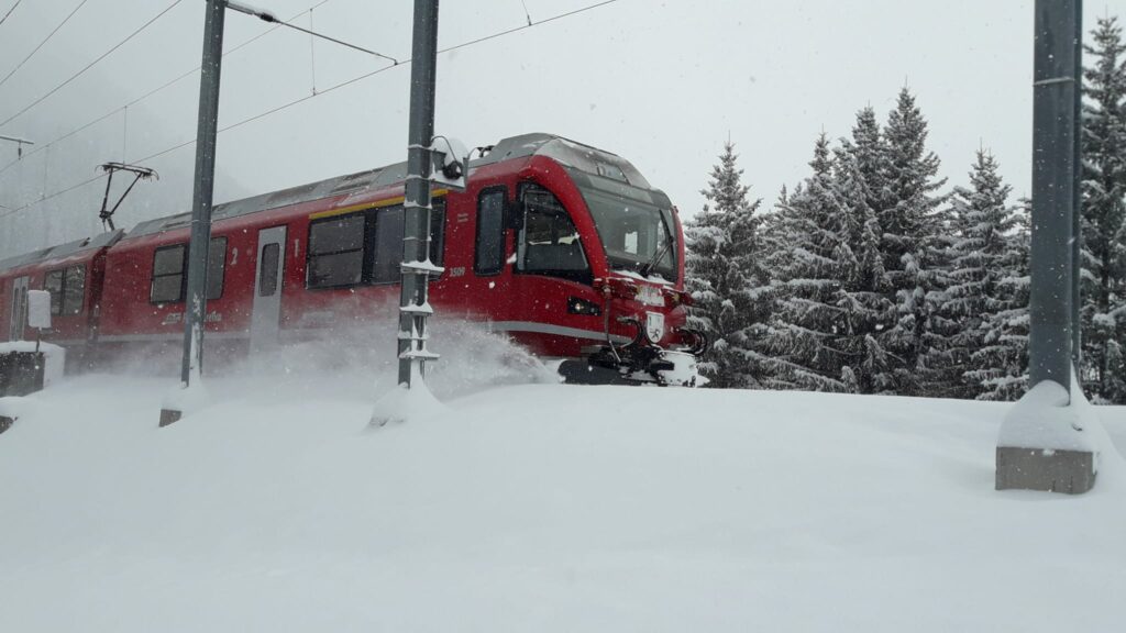 Die RHB verspritzt weisses Pulver.