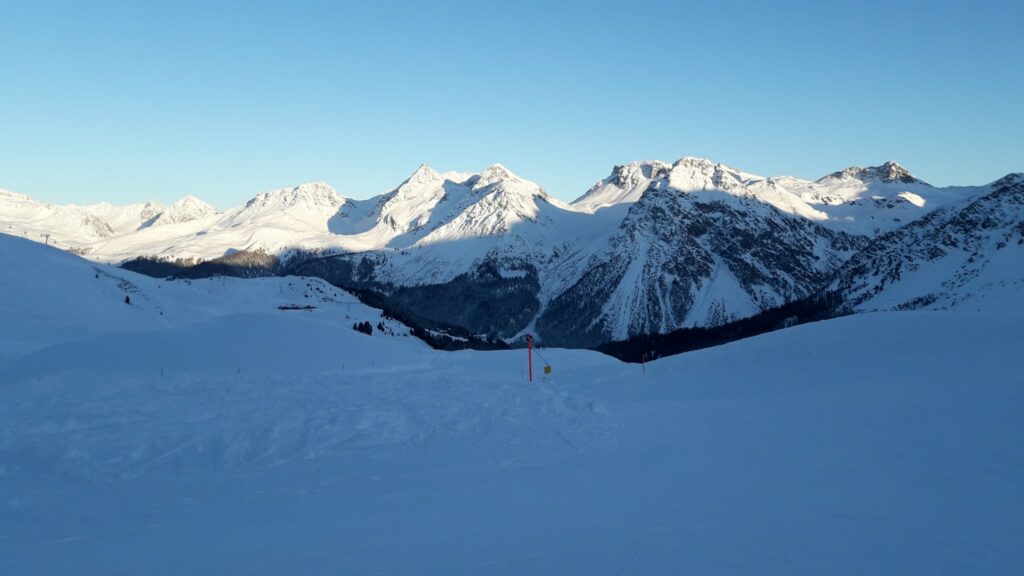 letzte Sonnenstrahlen auf den Berggipfeln