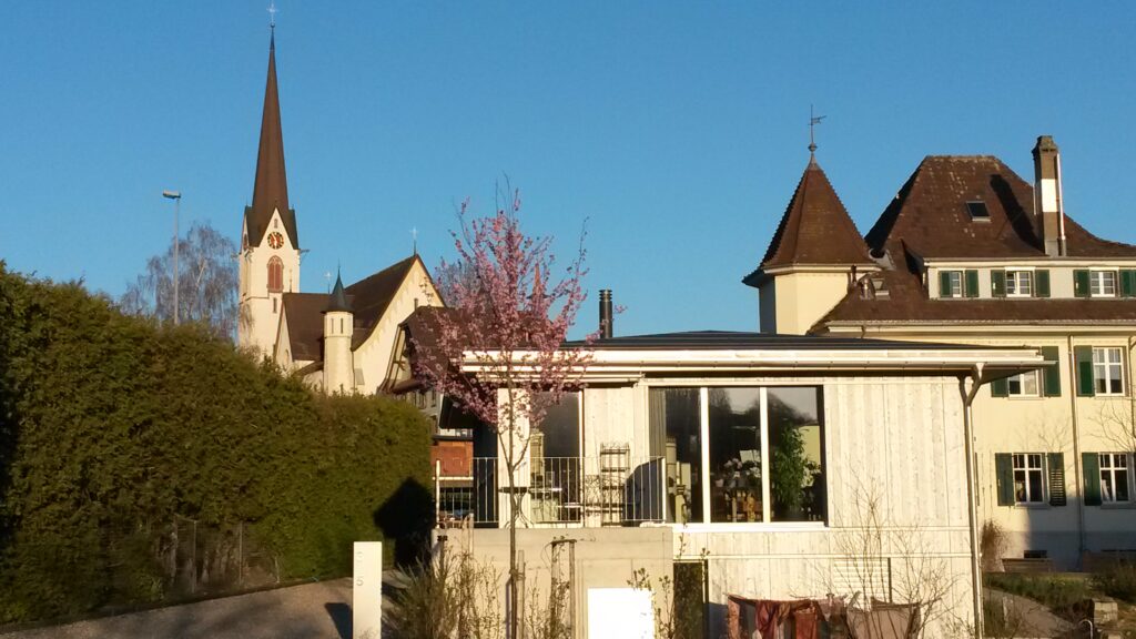 Abtwiler Häuser mit Kirchturm im Hintergrund - 23.03.2020