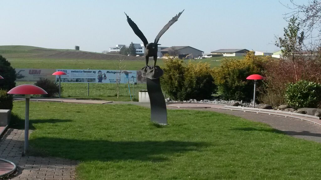 Greifvogel-Skulptur auf der Minigolf-Anlage in Gossau - 28.03.2020