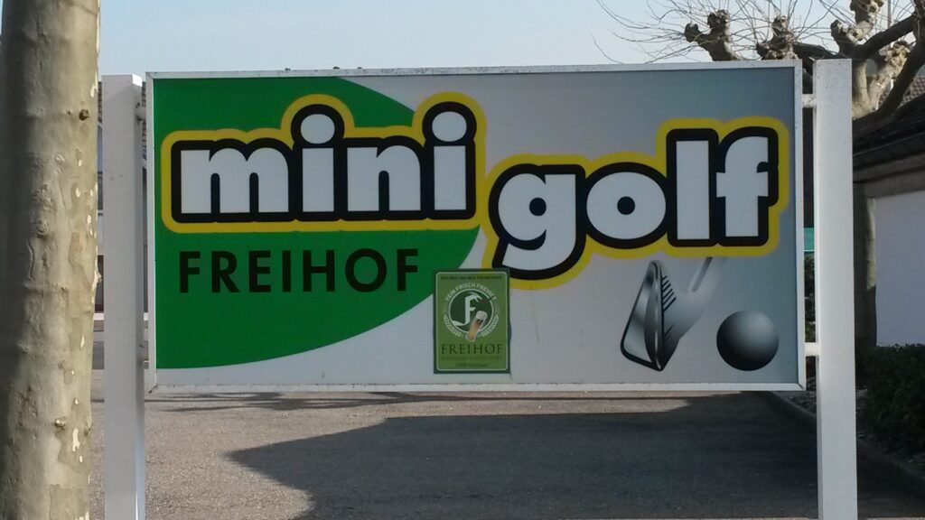 menschenleere Minigolf-Anlage beim Restaurant FREIHOF in Gossau - 28.03.2020