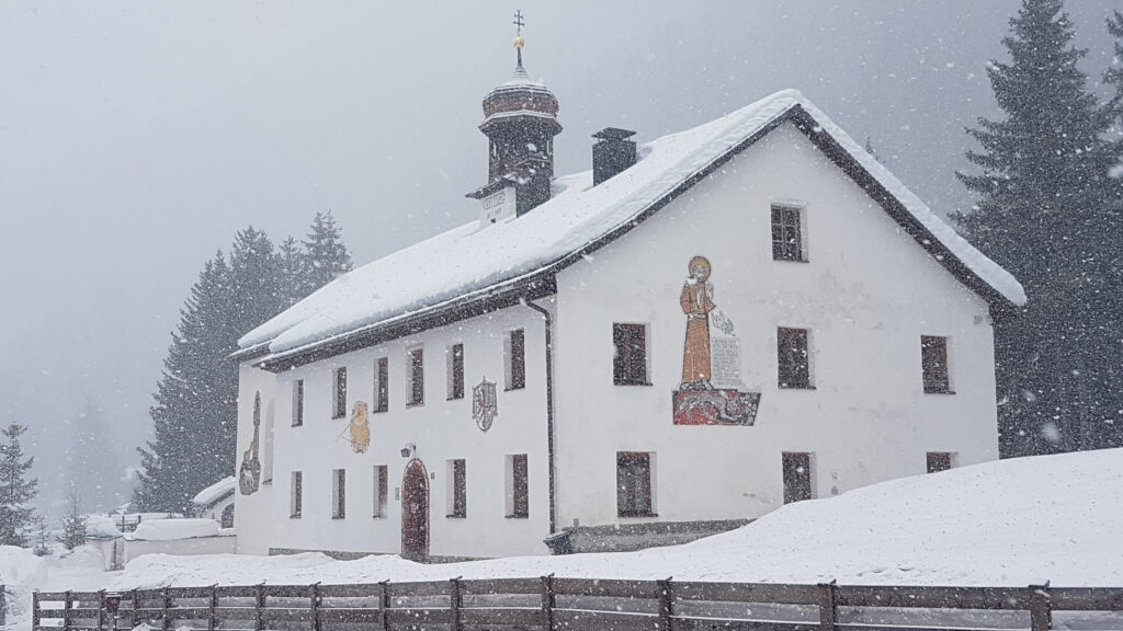 Kirche im Schneegestöber bei Ochsengarten