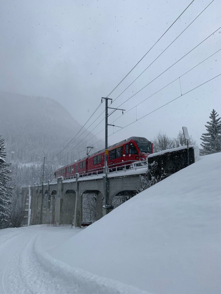 ROTER PFEIL Richtung Arosa