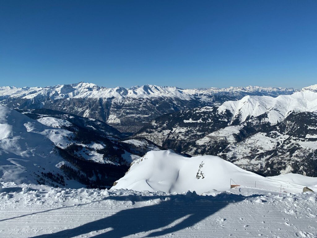 Schattenwurf eines Skifahrers
